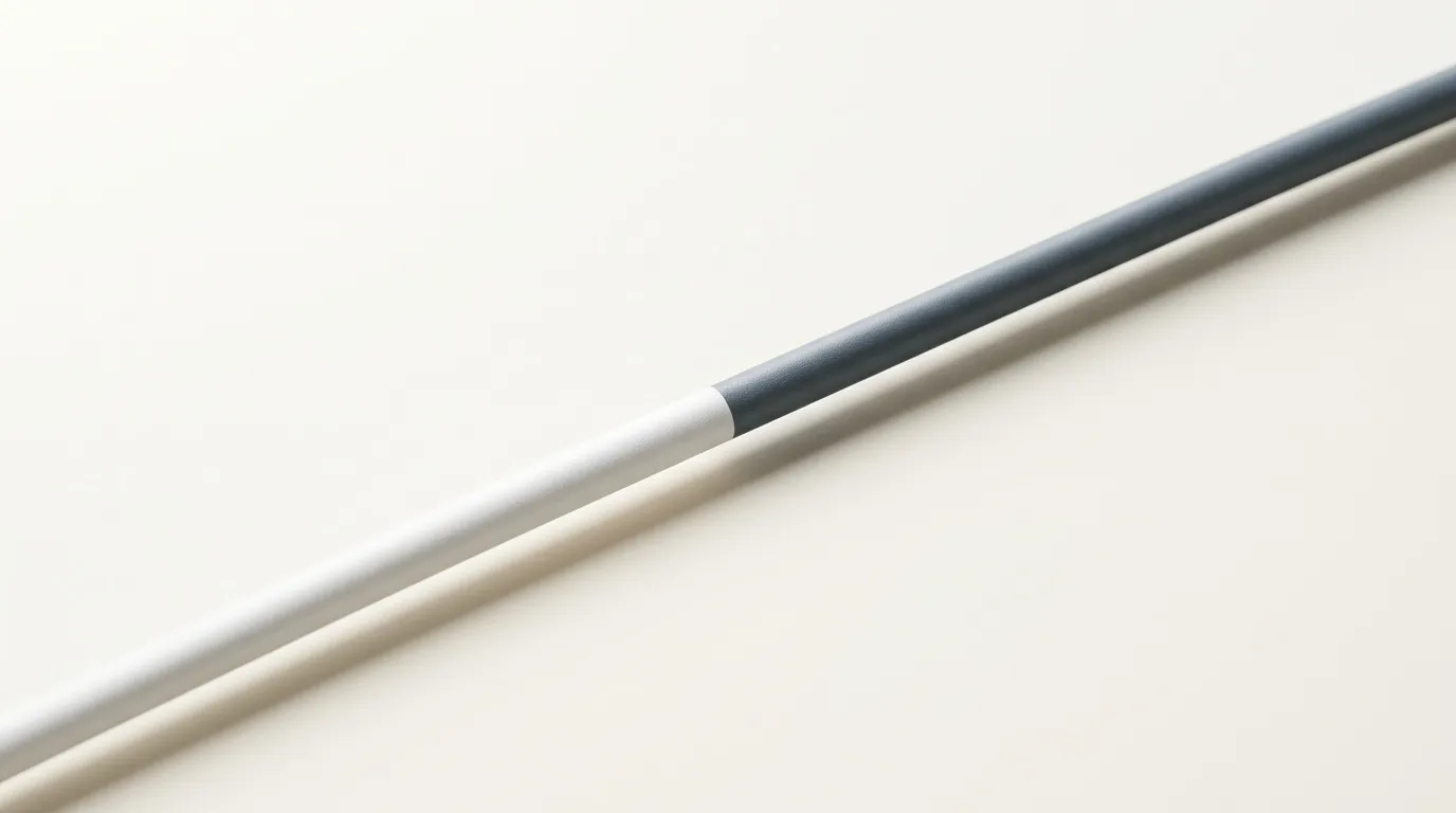 Stylet numérique gris et blanc sur fond clair