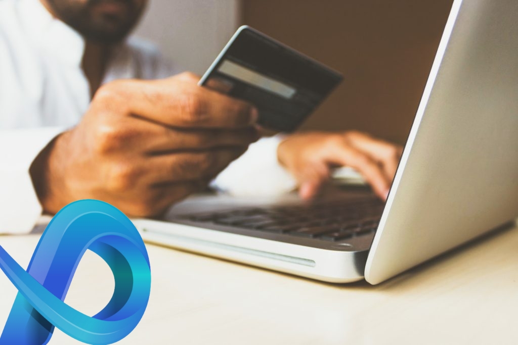 personne utilisant son ordinateur e-commerce