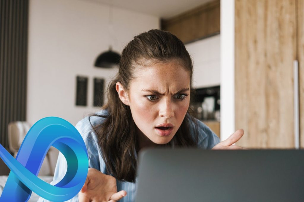 Une femme regarde un ordinateur portable avec un logo Adobe dessus.