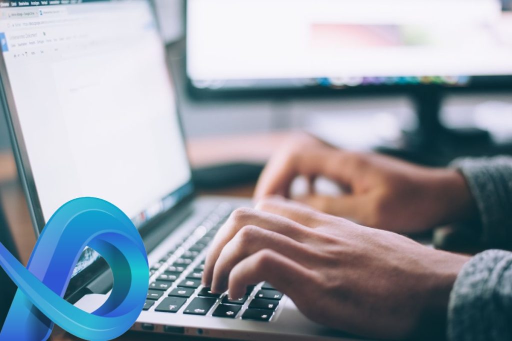 Une personne tapant sur un ordinateur portable avec le logo Adobe.