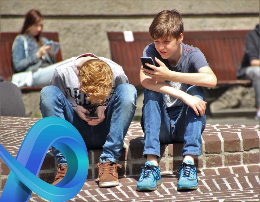 Enfant sur son téléphone
