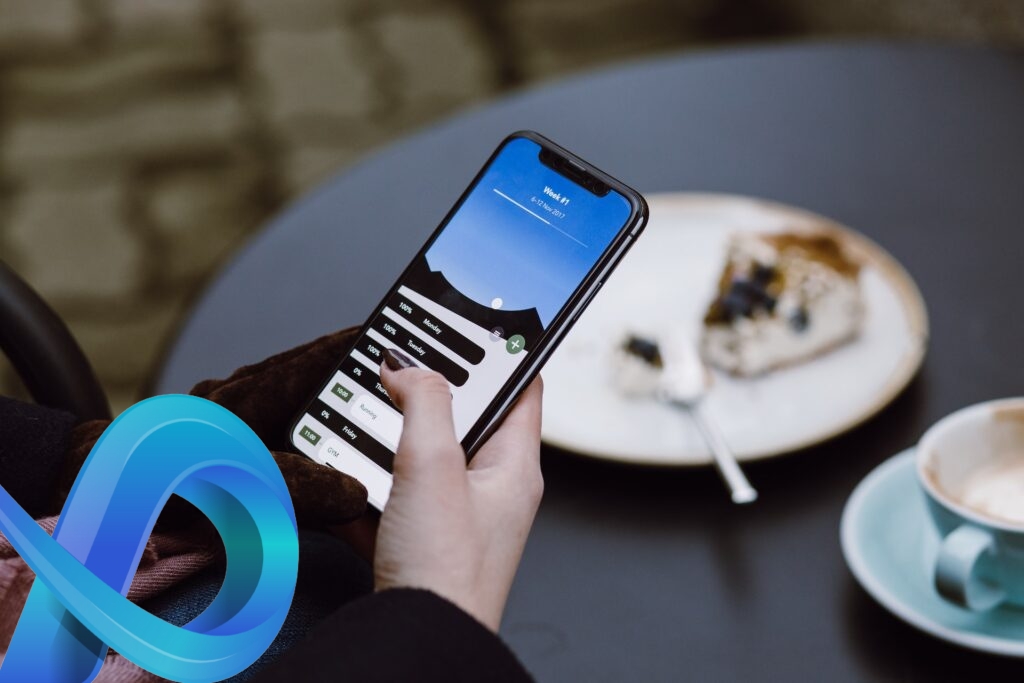 quelqu un manipulant son telephone portable pour twitter