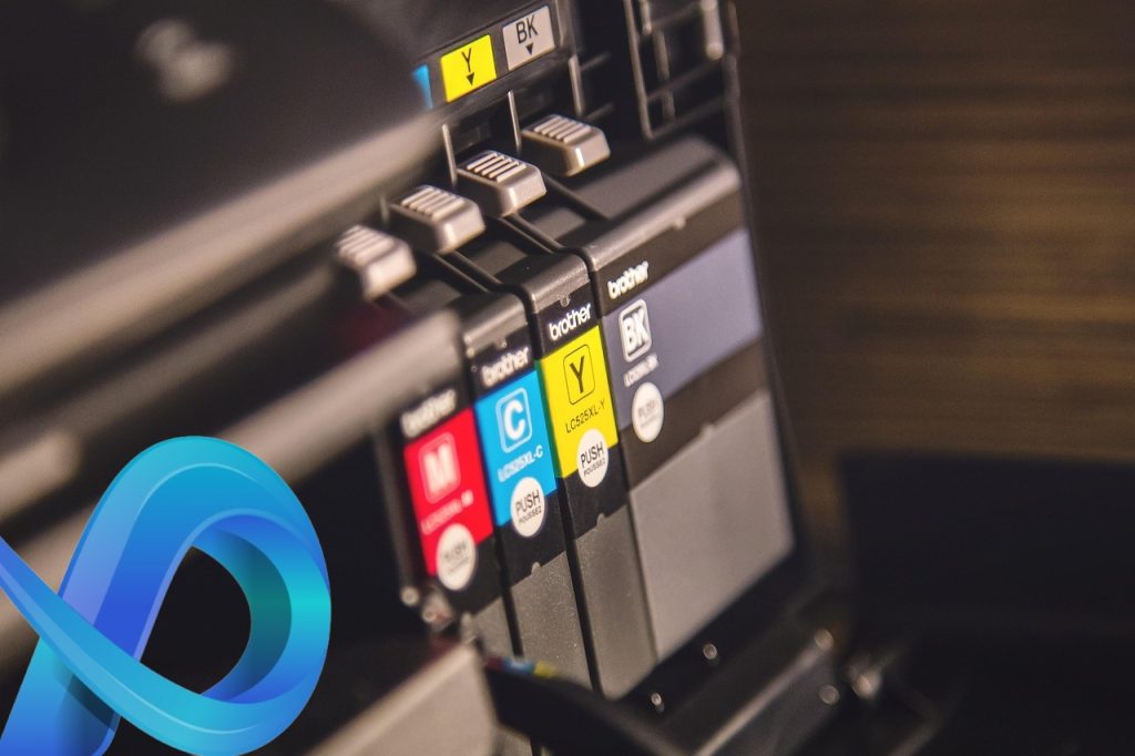 Gros plan du compartiment des cartouches d'encre d'une imprimante avec les cartouches cyan, magenta, jaune et noire étiquetées et installées. Un ruban bleu stylisé apparaît dans le coin inférieur gauche.