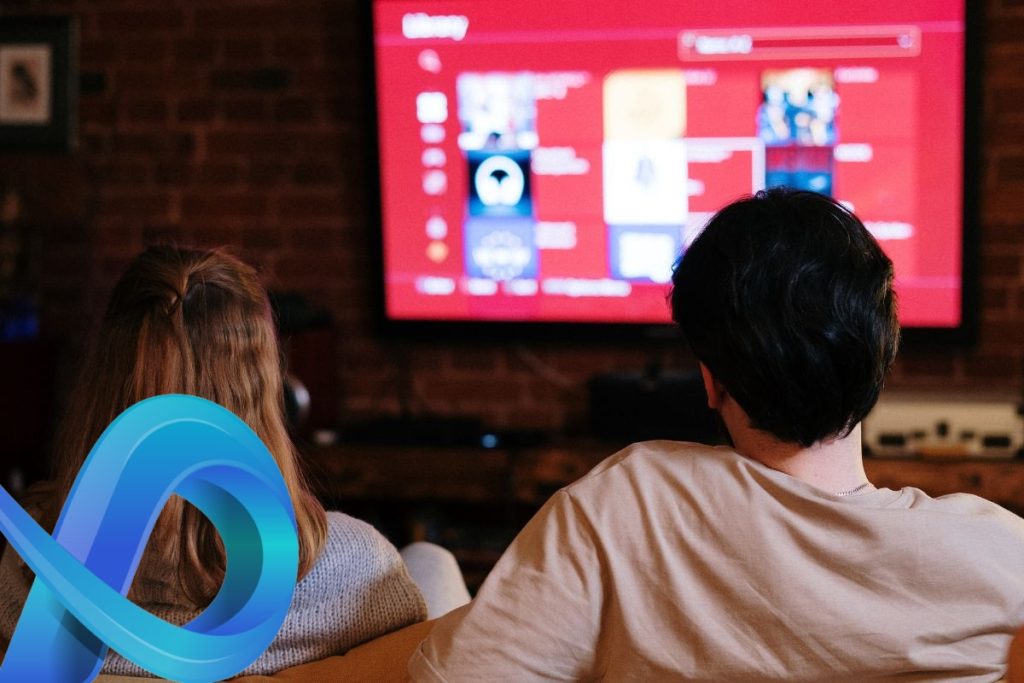 Deux personnes assises devant une télévision avec un logo Xbox.