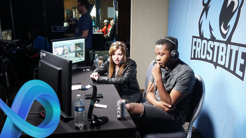 homme et femme assis dans une pièce devant un événement esport
