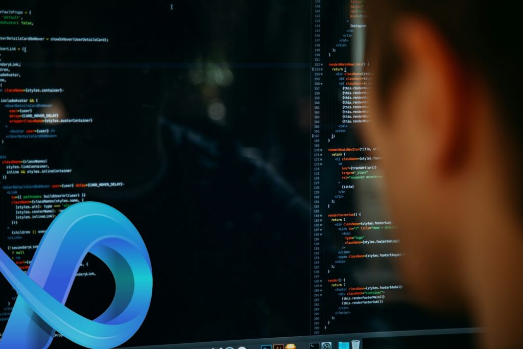 Un homme regarde un écran d’ordinateur avec un logo Adobe.