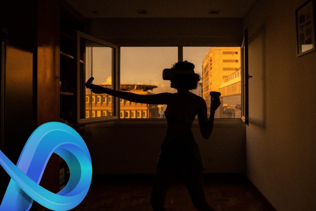 Une femme se tient devant une fenêtre avec un casque VR.