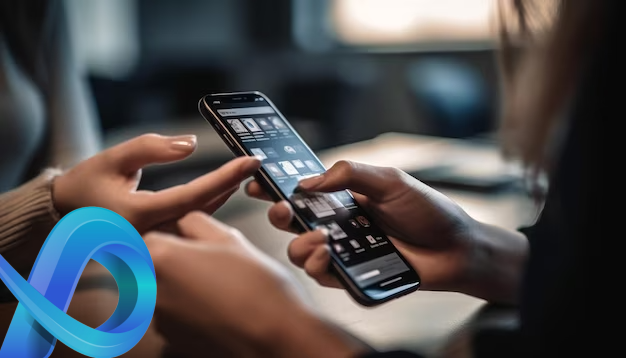 Deux personnes utilisant un smartphone ensemble, l'une tient le téléphone tandis que l'autre montre l'écran. L'arrière-plan est flou. Le logo Microsoft Loop est visible en bas à gauche de l'image.