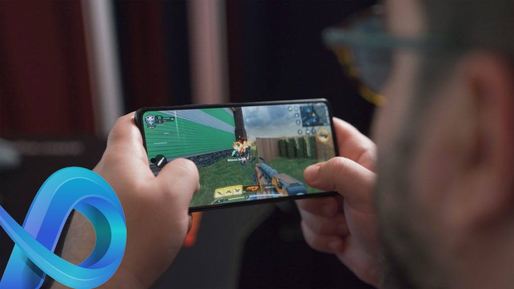 homme jouant à la guerre sur son téléphone mobile