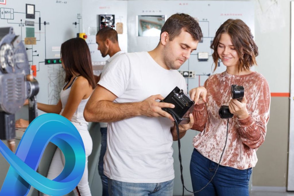 Des personnes dans une salle de contrôle interagissent avec des caméras. Un homme et une femme examinent le matériel de la caméra, tandis que d'autres travaillent en arrière-plan. Un logo bleu est au premier plan.